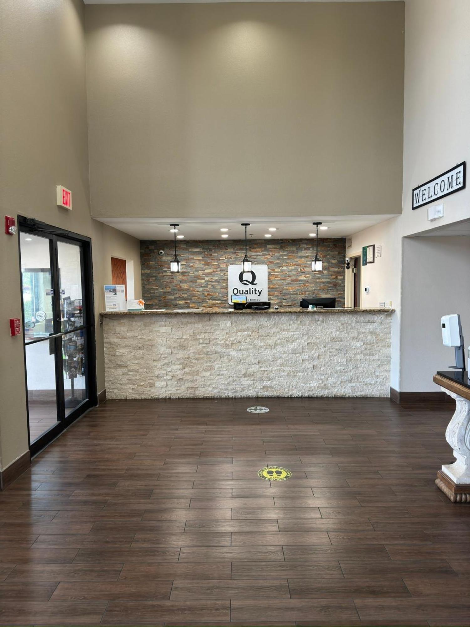 Quality Inn & Suites Pine Bluff Exterior photo